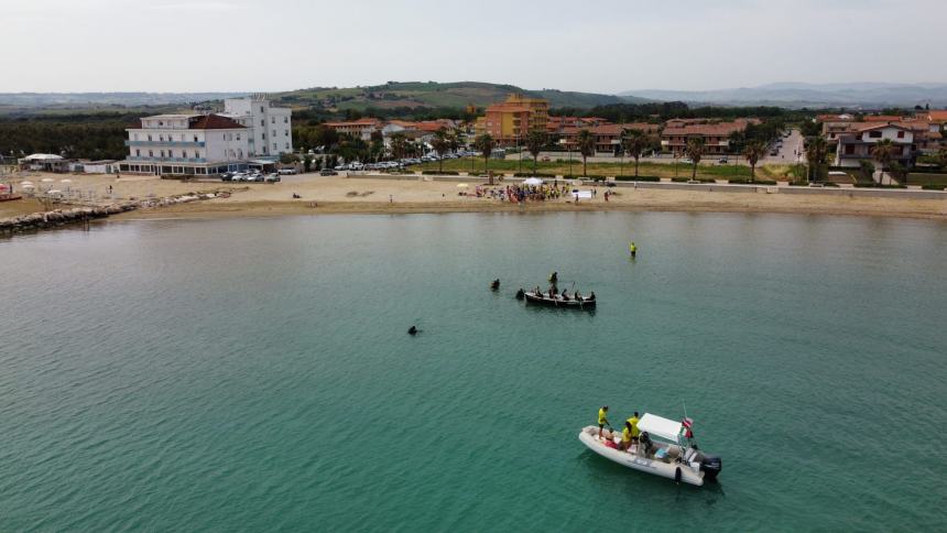 Cani di salvataggio, sub e rifiuti sulla spiaggia: mattinata intensa alla Costa Verde