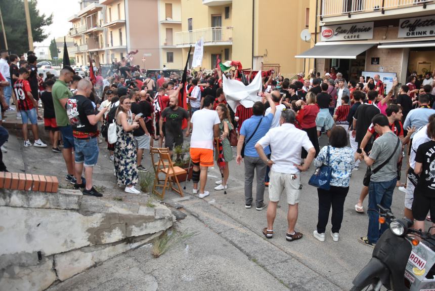 Dopo undici anni lo scudetto è del Milan, esplode la festa rossonera 