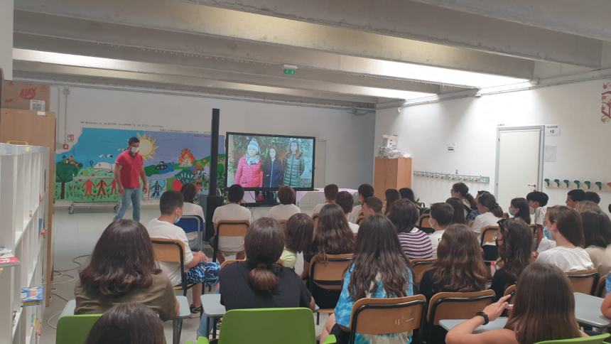 Ultimo giorno di scuola piantando una Pawlonia