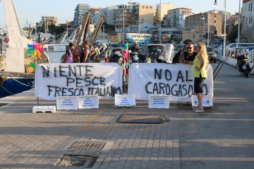 La protesta di ieri sera al porto di Termoli