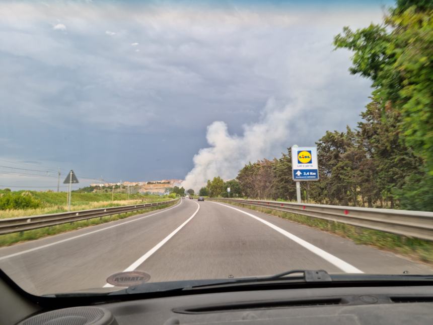 L'incendio sulla statale 16 a Campomarino