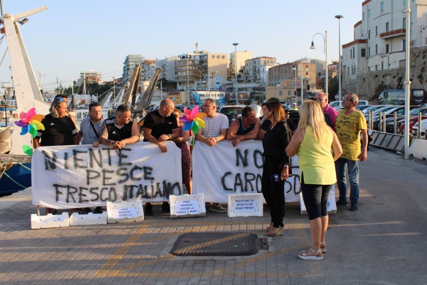 La protesta di ieri sera al porto di Termoli