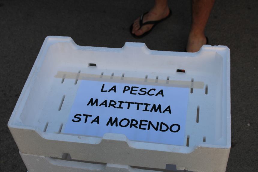 La protesta di ieri sera al porto di Termoli