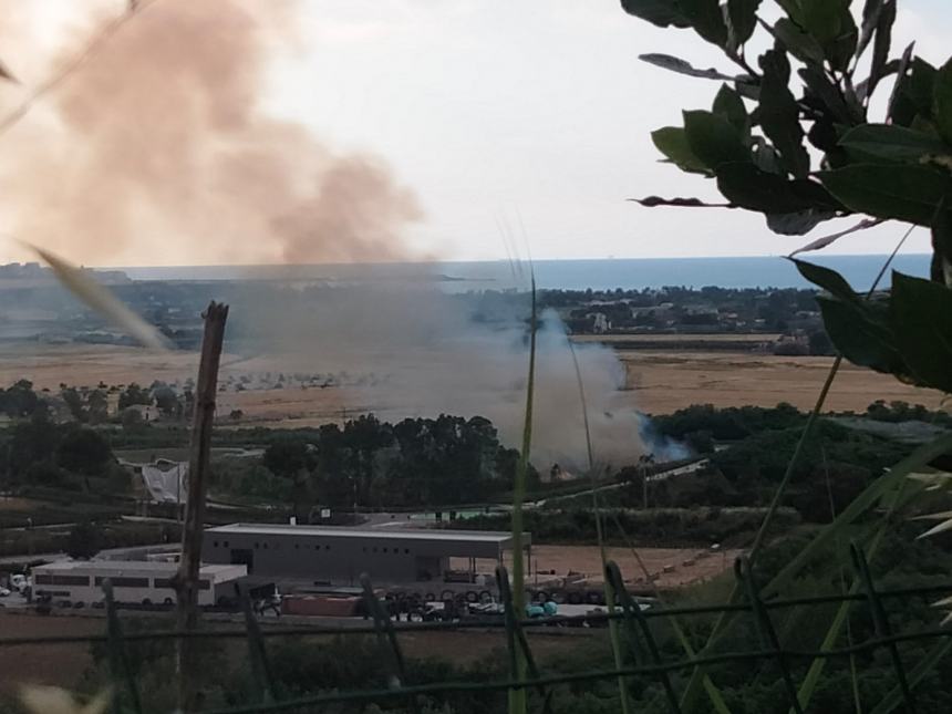 L'incendio sulla statale 16 a Campomarino