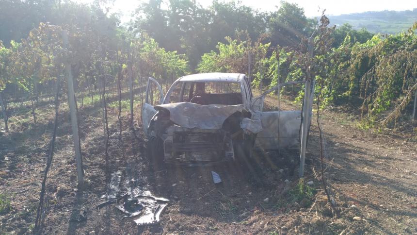 Scontro frontale, auto finisce nelle campagne e prende fuoco: ferita una 30enne