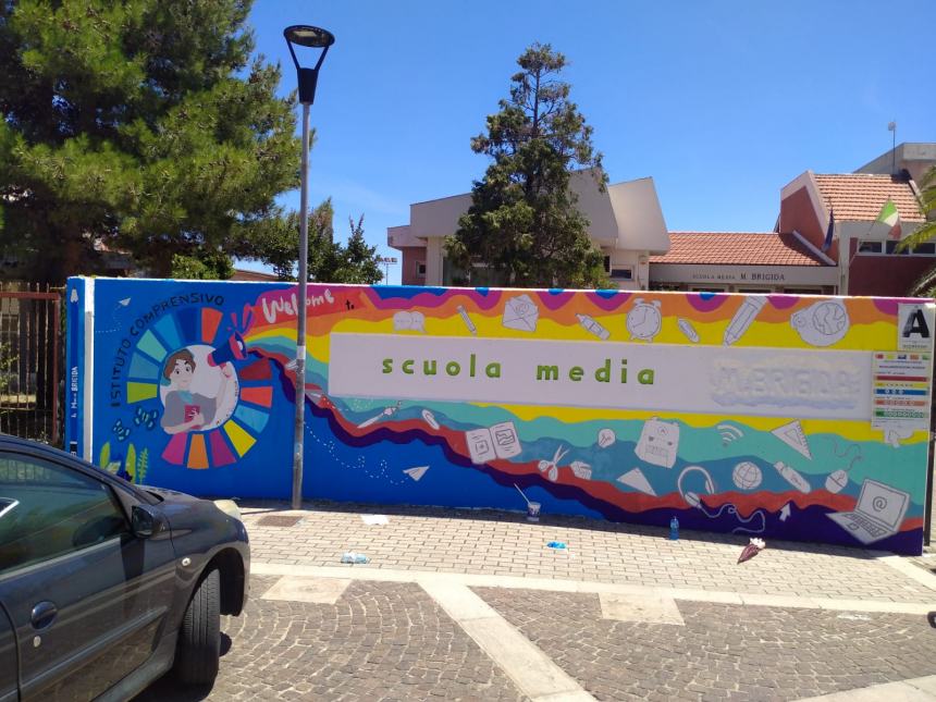 Studenti-artisti realizzano i murales all'istituto comprensivo Brigida