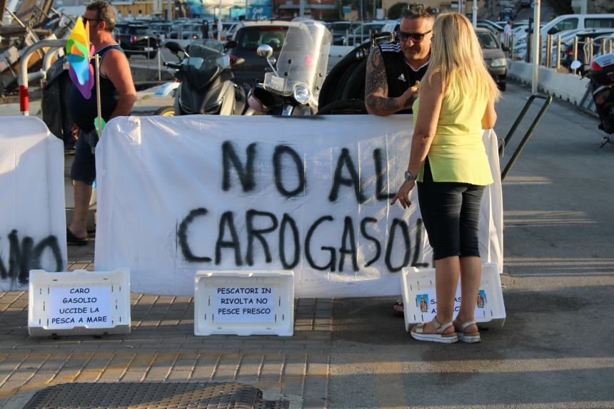 La protesta di ieri sera al porto di Termoli