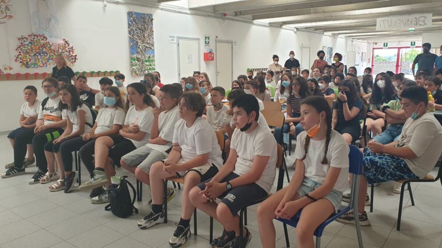 Ultimo giorno di scuola piantando una Pawlonia