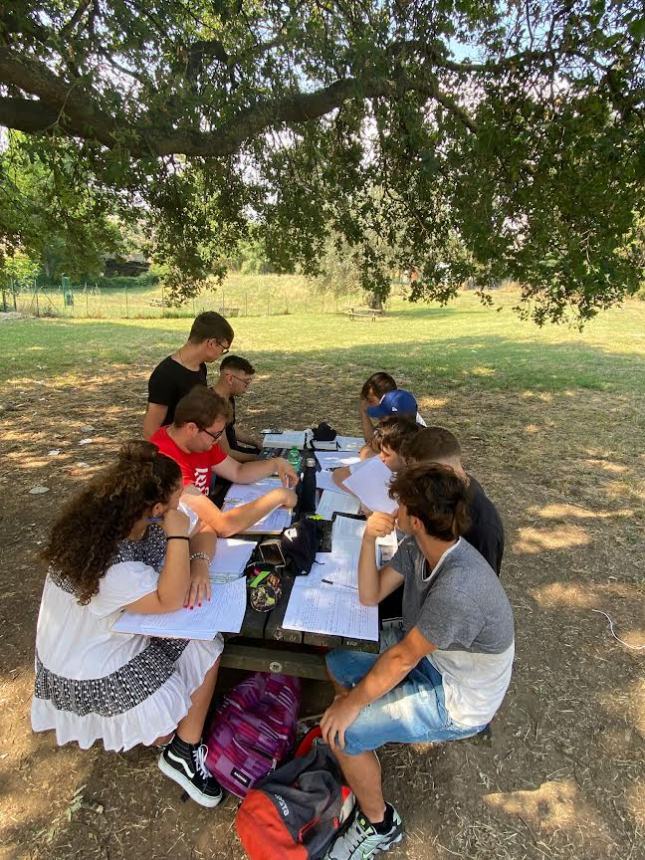 Studenti dell'istituto nautico ripassano al parco