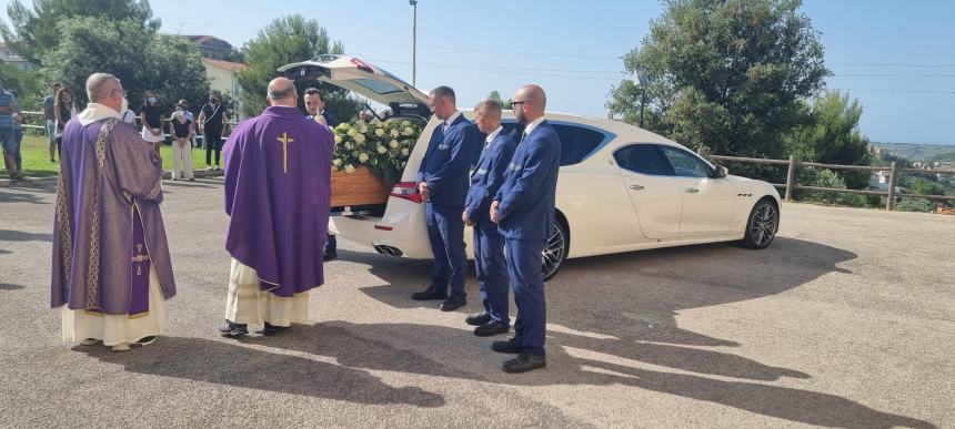 Dolore e commozione per l'addio a Mario Di Paolo, il 73enne morto in un incidente con il trattore