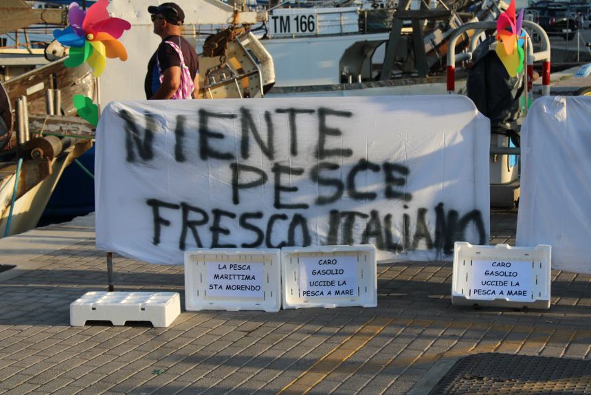 La protesta di ieri sera al porto di Termoli