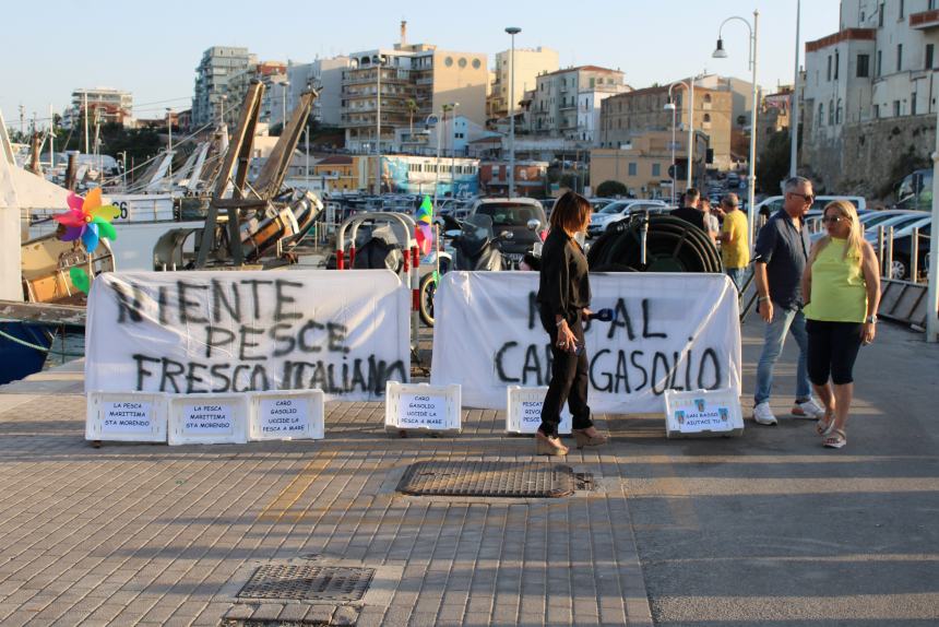 La protesta di ieri sera al porto di Termoli