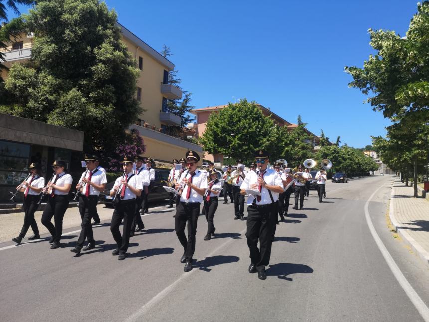La Banda musicale di Furci allieta la festività del Corpus Domini a Guglionesi