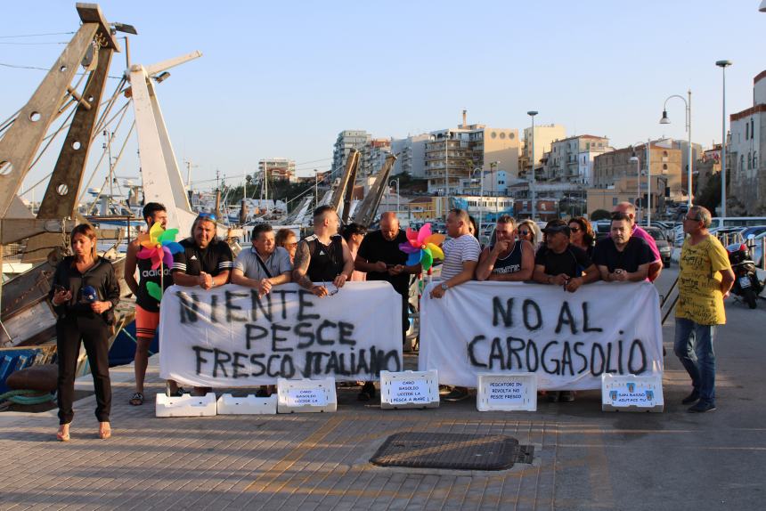 La protesta di ieri sera al porto di Termoli