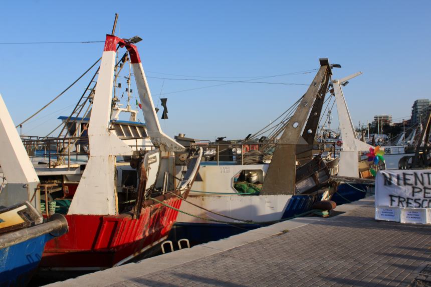 La protesta di ieri sera al porto di Termoli