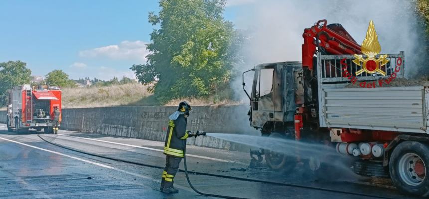 Scontro sulla Bifernina, vettura si ribalta