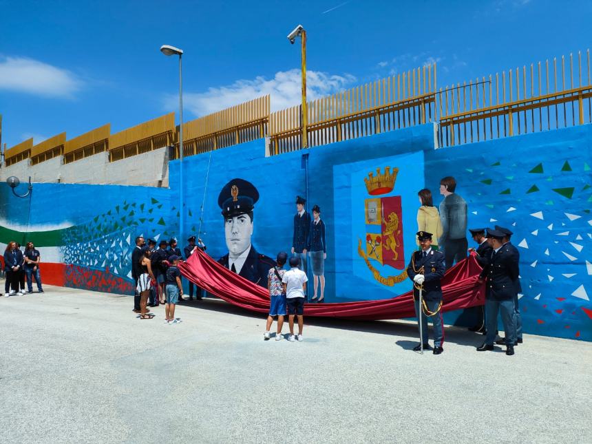 Murales alla Scuola di Polizia, graffitari col berretto