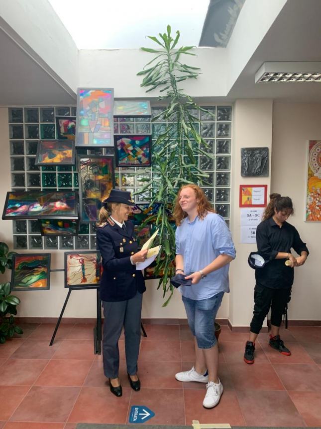 Murales alla Scuola di Polizia, graffitari col berretto