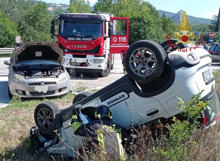 Scontro sulla Bifernina, vettura si ribalta