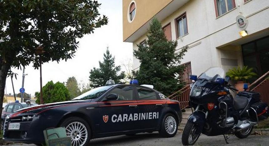 Tenta di lanciarsi nel vuoto, salvata in extremis dai Carabinieri