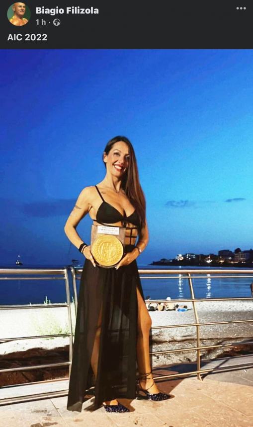 Sara Fantini premiata con una targa a Sapri dall'Associazione Italiana Culturismo