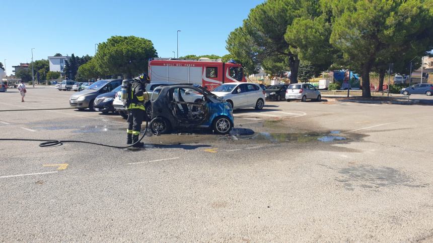 Smart in fiamme in piazza del Papa