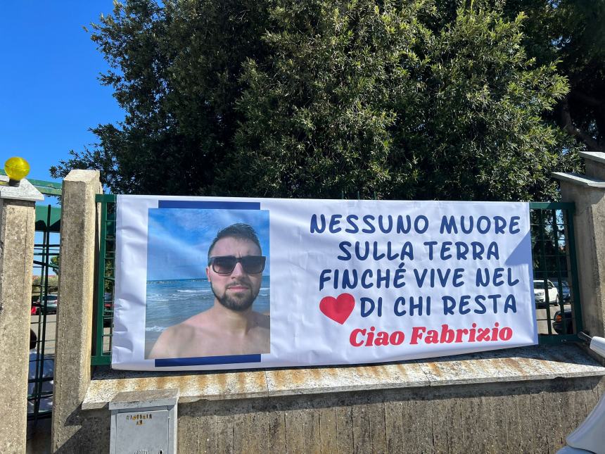 L'ultimo abbraccio a Fabrizio Caputo