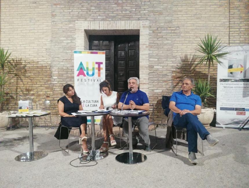 «Ci inchiniamo al coraggio», la lezione di Molise criminale all'Aut Aut Festival