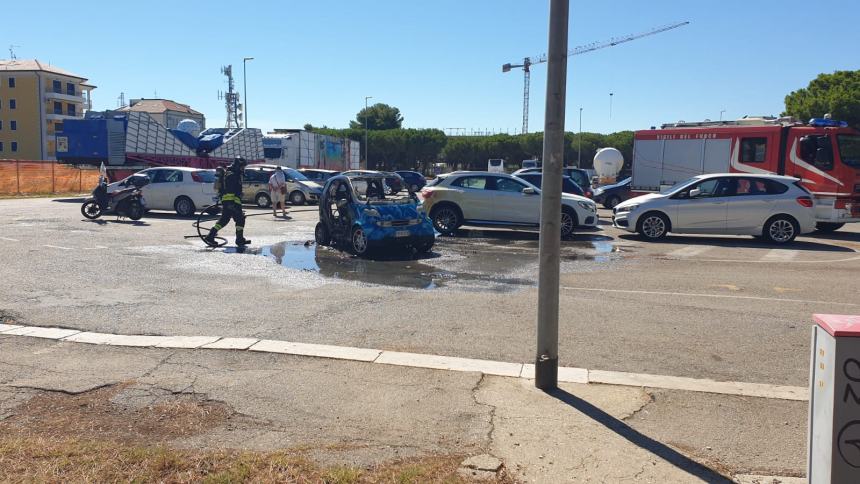 Smart in fiamme in piazza del Papa