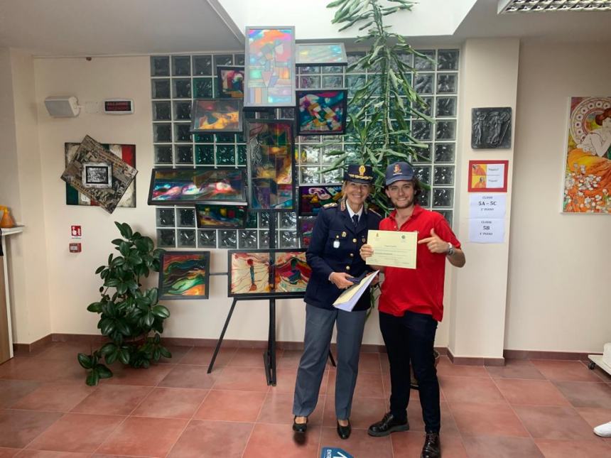 Murales alla Scuola di Polizia, graffitari col berretto