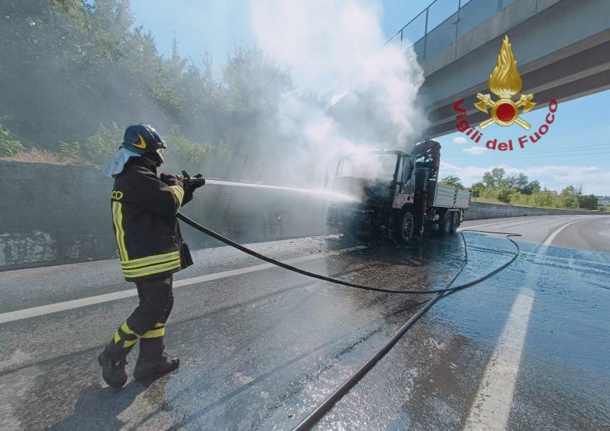 Scontro sulla Bifernina, vettura si ribalta