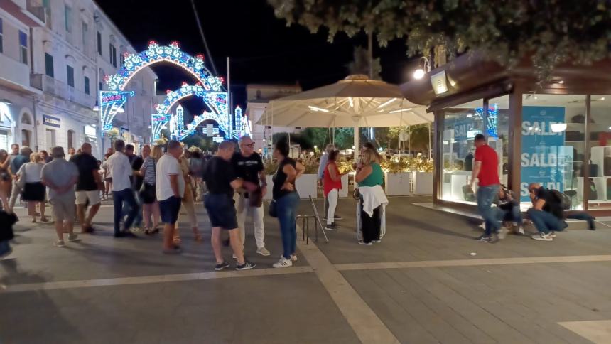 Gianluigi Paragone con gli attivisti e candidati di ItalExit a Termoli