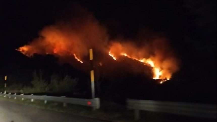 Ampio rogo sulla provinciale tra Schiavi e Castiglione, difficoltà nell'operare da terra