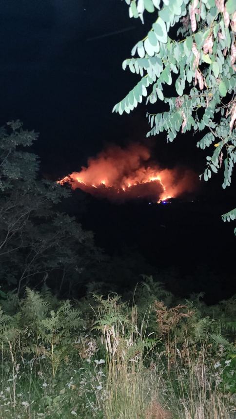 Inferno di fuoco tra Schiavi e Castiglione, in fiamme più di 50 ettari di terreno