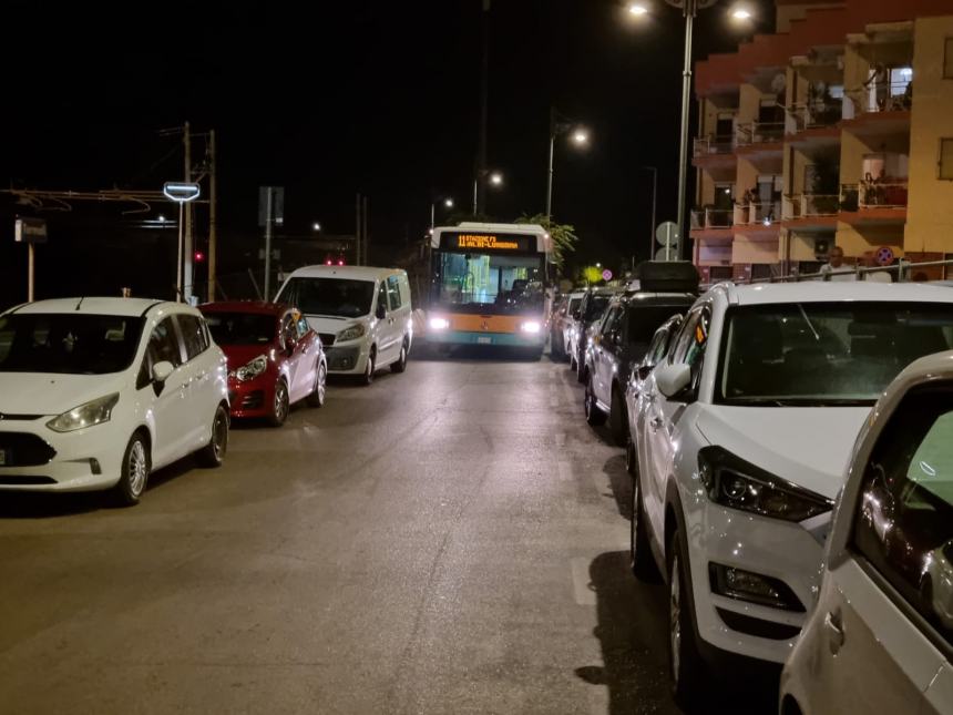 Autobus intrappolata nei parcheggi selvaggi