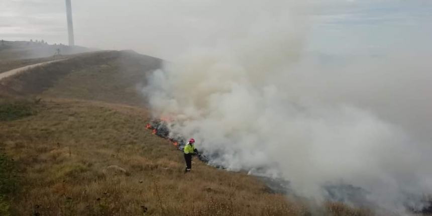 Inferno di fuoco tra Schiavi e Castiglione, in fiamme più di 50 ettari di terreno