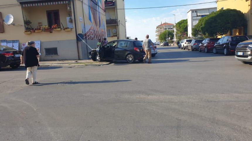 Scontro in via Maratona, Clio quasi finisce contro il murales di Mennea