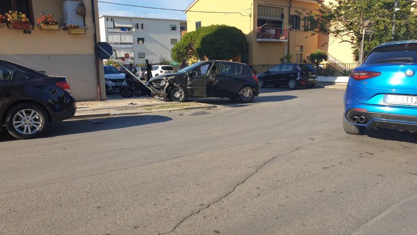 Scontro in via Maratona, Clio quasi finisce contro il murales di Mennea