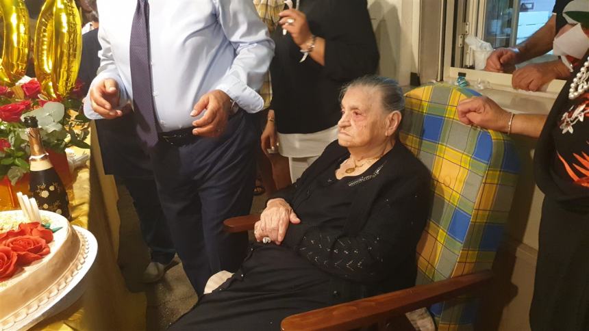 100 anni di zia Isolina: i festeggiamenti