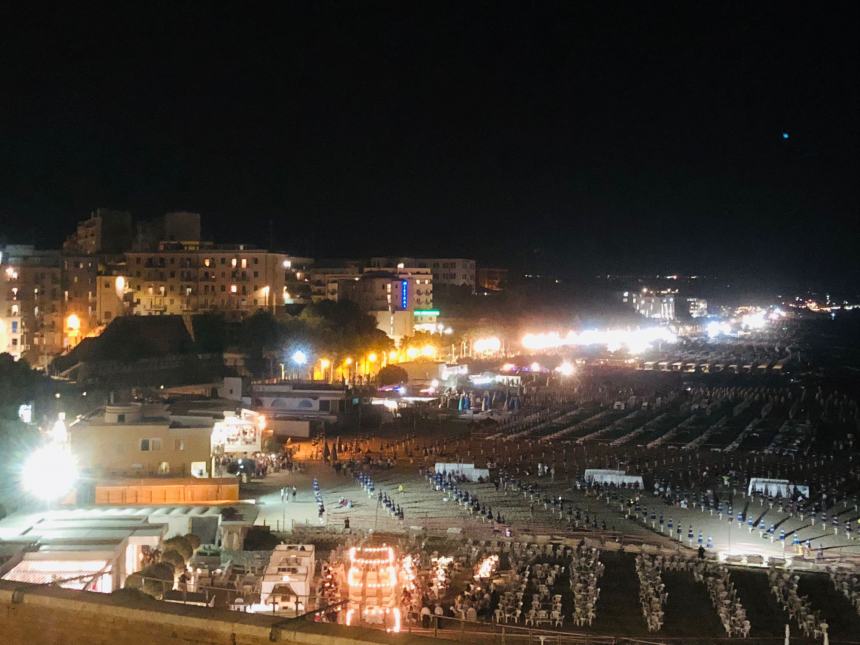 Lungomare Nord preso d'assalto per l'Incendio del Castello: alle 23.45 la parte la nostra diretta 