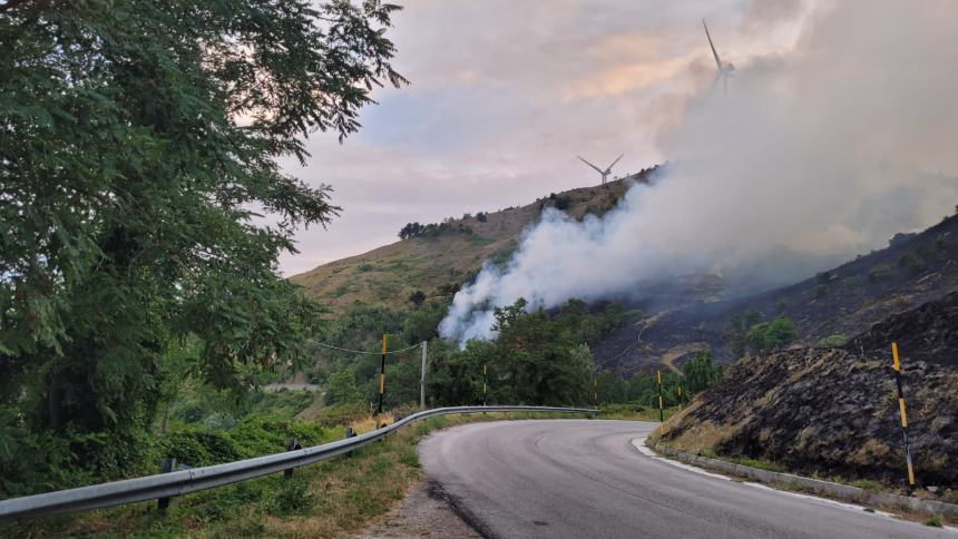 Inferno di fuoco tra Schiavi e Castiglione, in fiamme più di 50 ettari di terreno