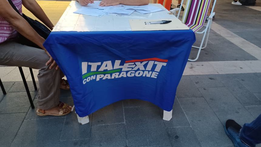 Paragone c'è, il leader di ItalExit per la raccolta firme arriva in Piazza Monumento