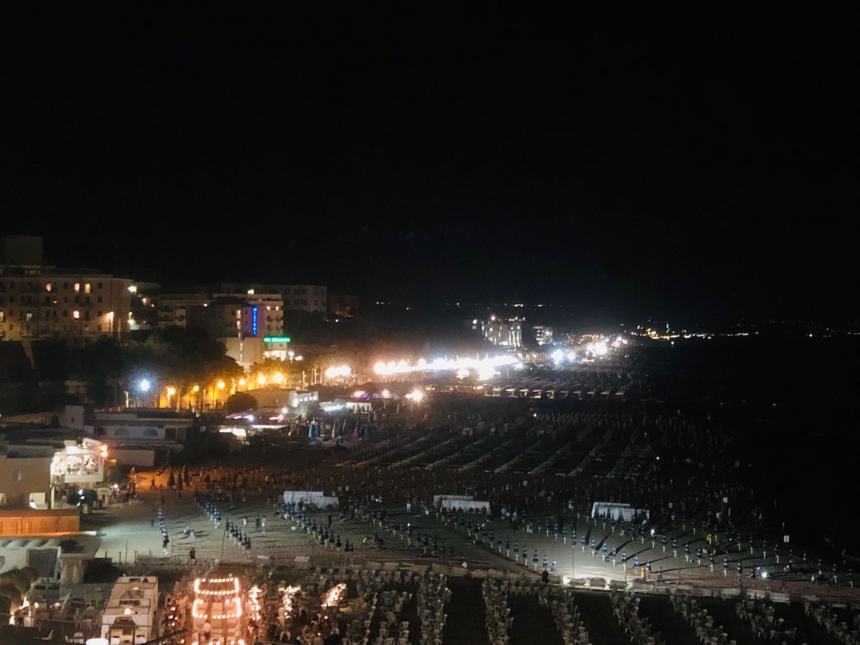 Lungomare Nord preso d'assalto per l'Incendio del Castello: alle 23.45 la parte la nostra diretta 