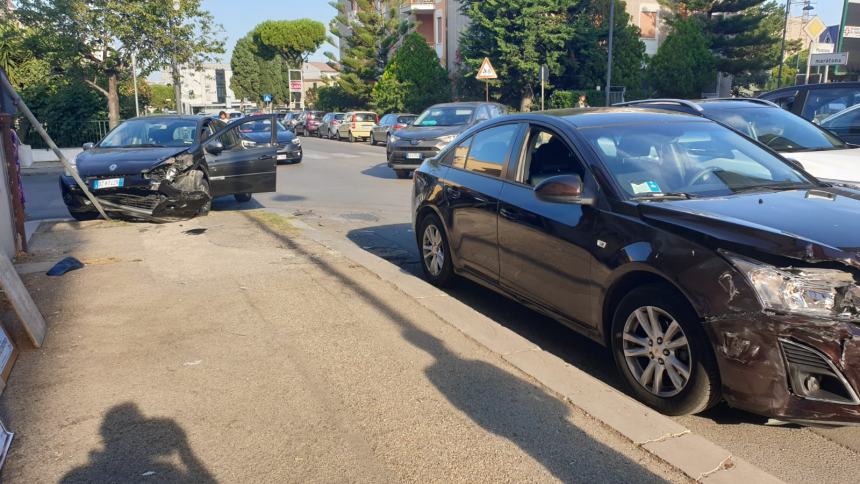 Scontro in via Maratona, Clio quasi finisce contro il murales di Mennea