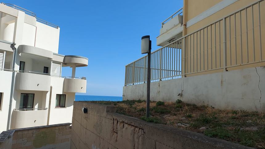 La scalinata che da via Nino Bixio porta al lungomare Nord