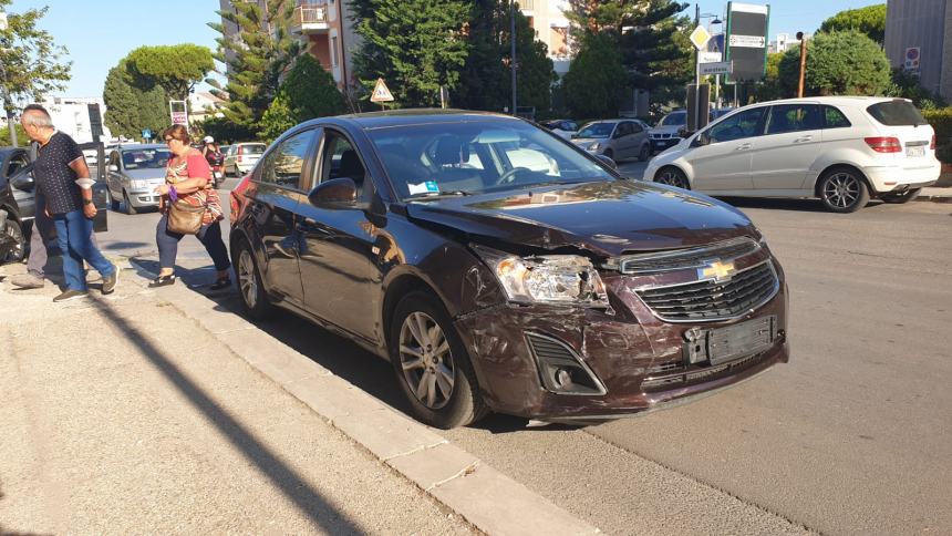 Scontro in via Maratona, Clio quasi finisce contro il murales di Mennea