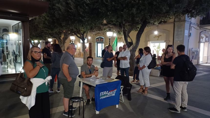 Gianluigi Paragone con gli attivisti e candidati di ItalExit a Termoli