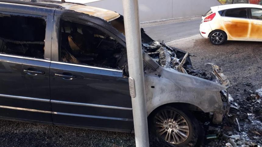 Auto in fiamme in via delle Gardenie a Vasto, danneggiata parzialmente anche un'altra vettura