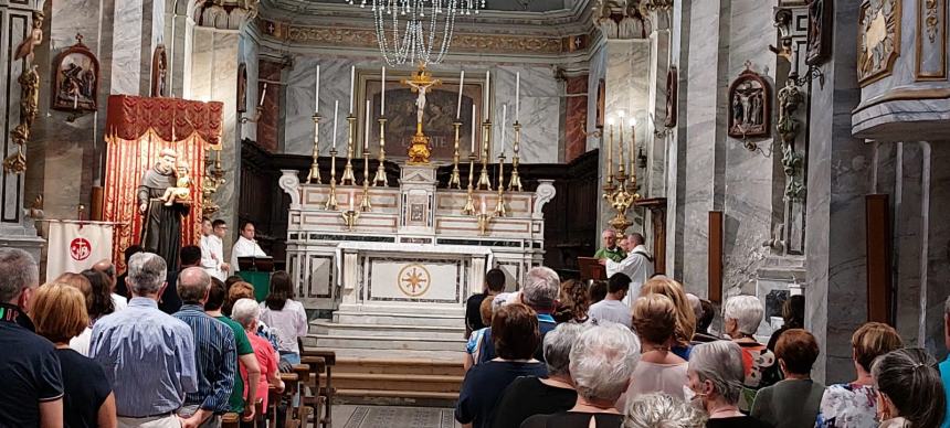 Monsignor Domenico D'Ambrosio celebra la messa di suffragio per Vincenzo Mattia a Guglionesi