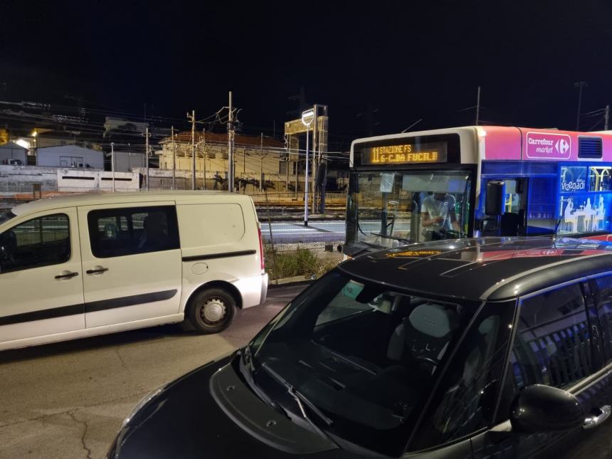 Autobus intrappolata nei parcheggi selvaggi